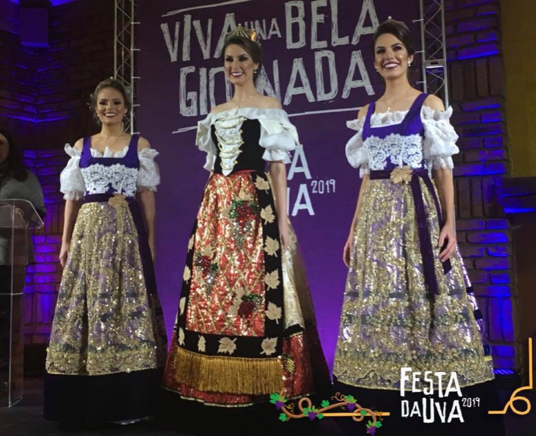 Durante evento às mulheres, soberanas divulgam trajes oficiais